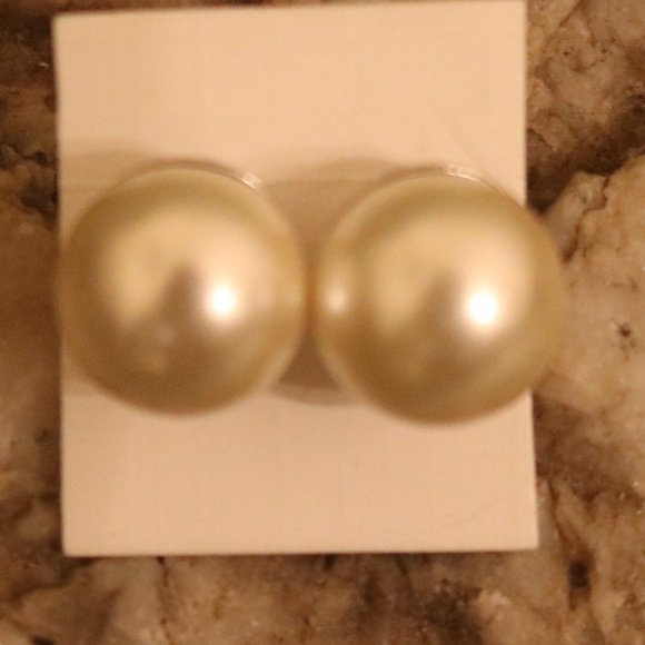 NEW Faux Ivory Pearl 1/2" Stud Earrings - Picture 1 of 1